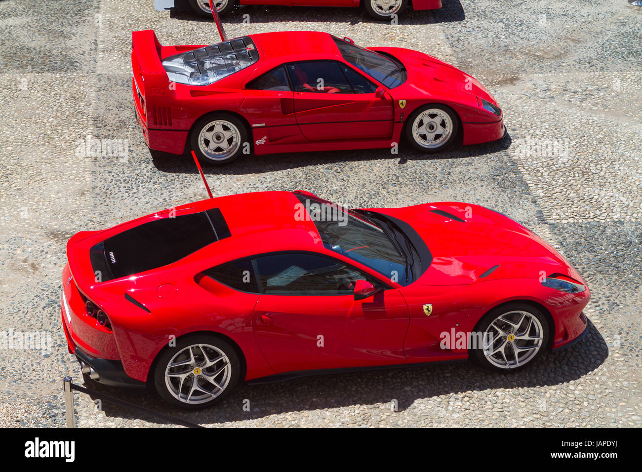 Turin, Italie, 7 juin 2017. Une Ferrari 812 et F40. Troisième édition du Parco Valentino Location de voitures show hosts par de nombreux fabricants d'automobiles et les concepteurs de voiture à l'intérieur du Parc Valentino à Turin, Italie. Banque D'Images