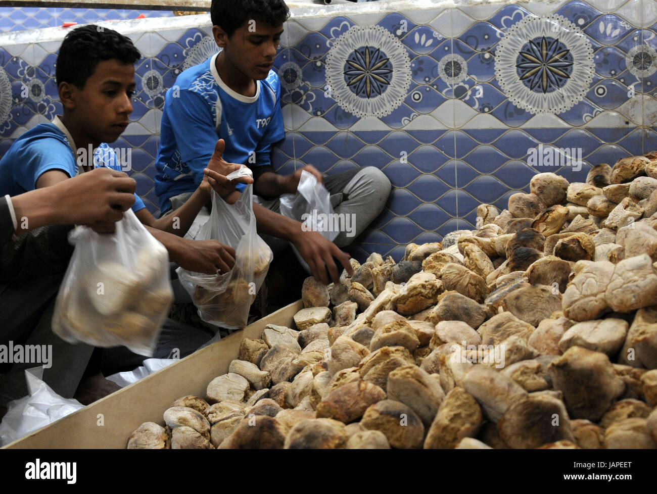 Sanaa, Yémen. 7 juin, 2017. Les bénévoles se préparent à distribuer du pain pour les familles pauvres qui ont été touchés par la crise en cours et les traitements à un organisme de bienfaisance, boulangerie à Sanaa, Yémen, le 7 juin 2017. La boulangerie, la collecte de l'argent des riches, les marchands et les bienfaiteurs, distribue du pain à 7 000 700 familles chaque jour. Selon l'Office des Nations Unies pour la coordination des affaires humanitaires (OCHA), environ 14,12 millions de Yéménites sont en situation d'insécurité alimentaire à partir de mai. Credit : Mohammed Mohammed/Xinhua/Alamy Live News Banque D'Images