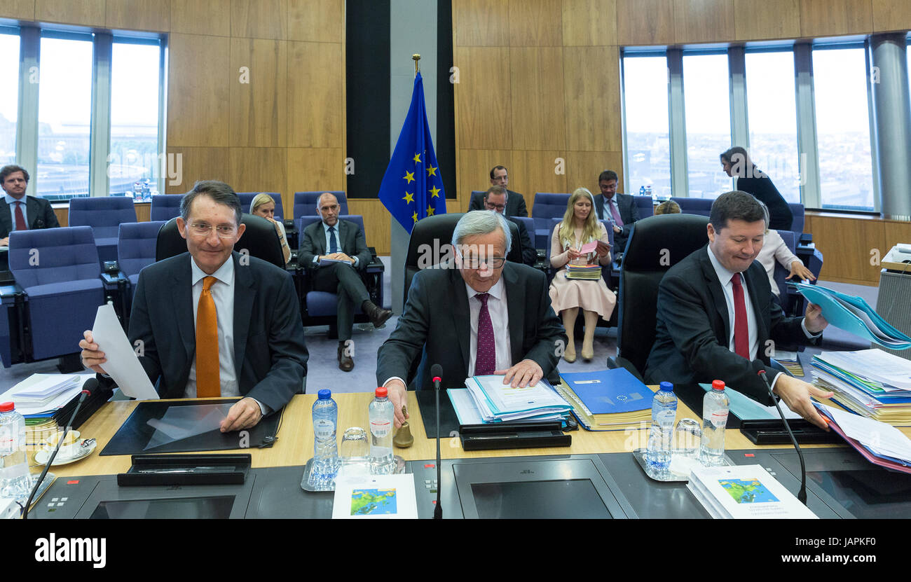 7 juin 2017 Bruxelles, Belgique : Commission de l'UE Le secrétaire général Alexander Italianer (L) Président de la Commission européenne, Jean-Claude Juncker (C) et son chef de cabinet Martin Selmayr (R) assister à la réunion hebdomadaire de la Commission de l'Union européenne au Berlaymont, siège de la Commission de l'UE. - Pas de service de fil - Photo : Thierry Monasse/dpa Banque D'Images