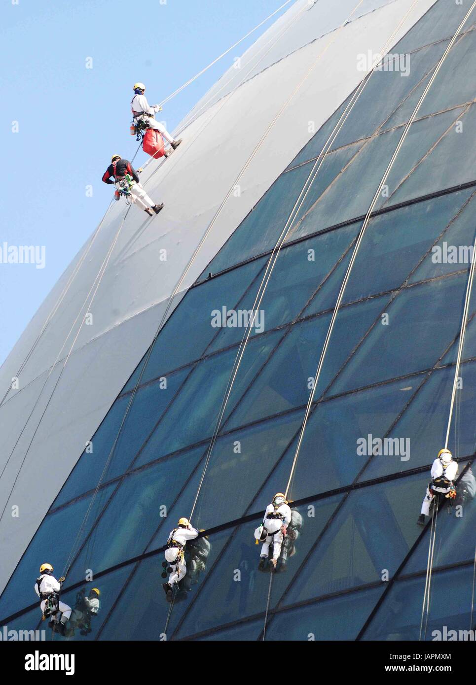 Astana, Kazakhstan. 7 juin, 2017. Le personnel nettoyer le bâtiment principal de l'Expo park à Astana, Kazakhstan, le 7 juin 2017. Credit : Sadate/Xinhua/Alamy Live News Banque D'Images