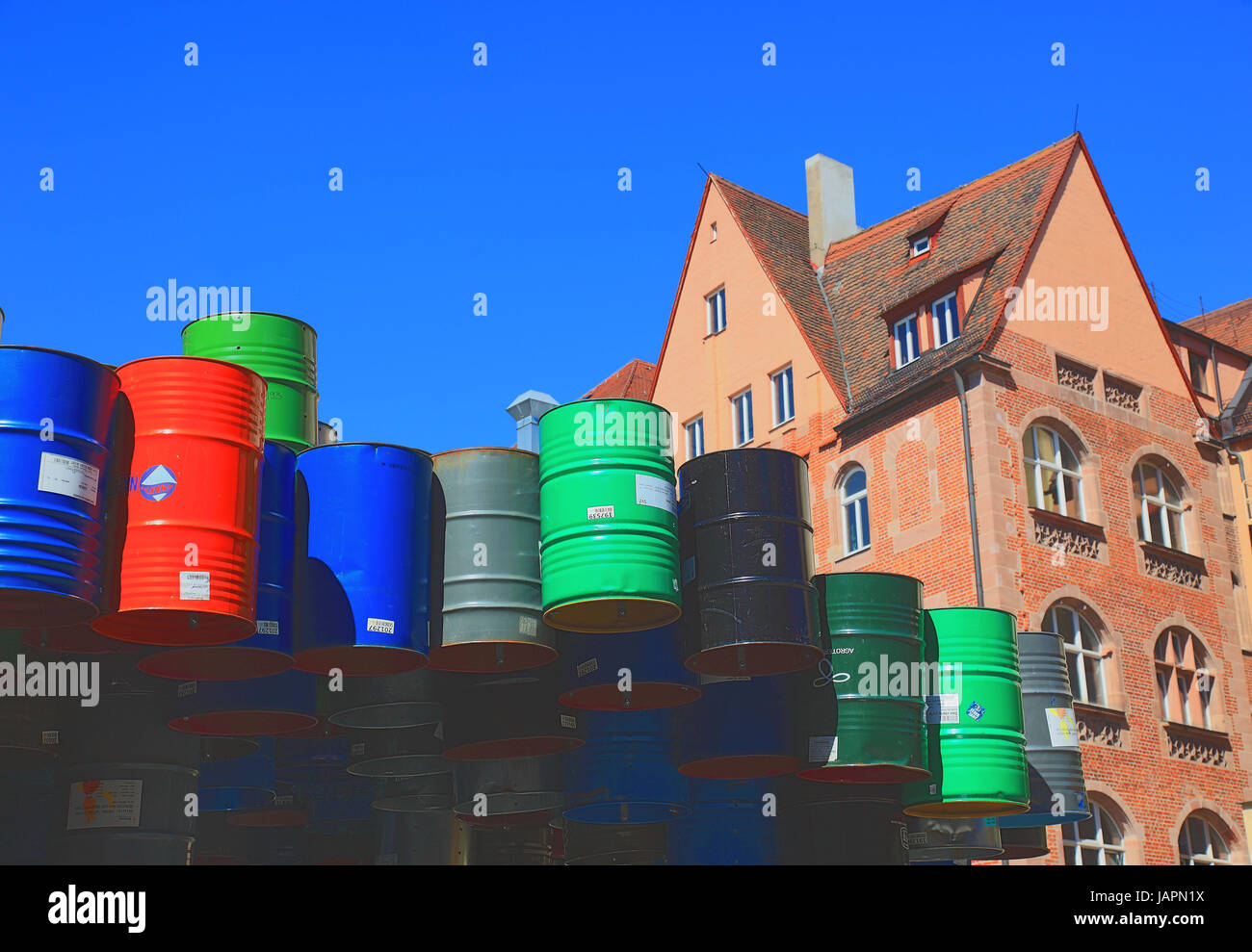 Nuremberg, Nzernberg Neues Museum est un musée d'art moderne et contemporain et design, une sculpture faite de barils de l'huile colorée vide dans la cour, Banque D'Images