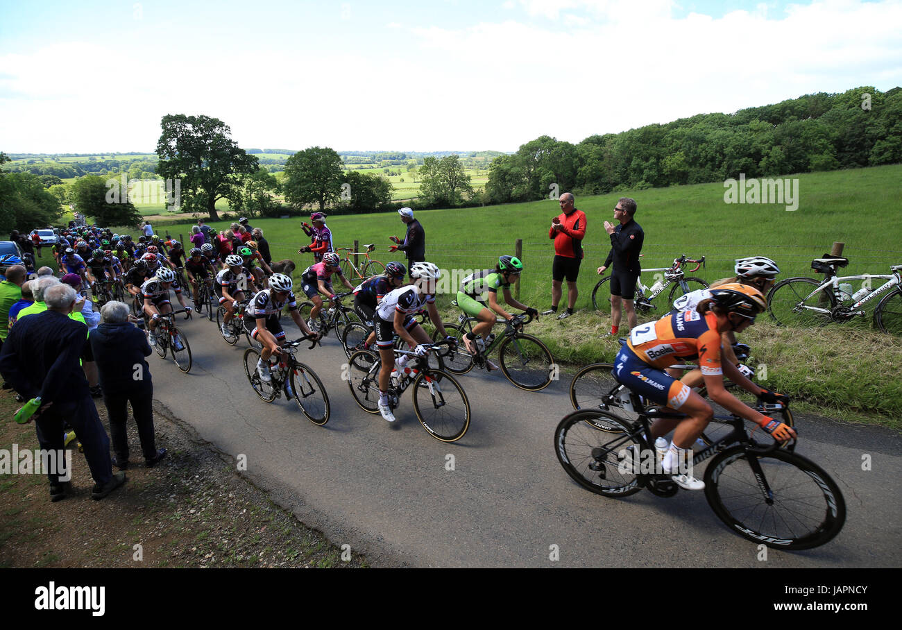 Les dirigeants de la concurrence dans l'SKODA Reine des Montagnes La première étape à Haselbech pendant le Women's Tour of Britain de Daventry à Kettering. ASSOCIATION DE PRESSE Photo. Photo date : mercredi 7 juin 2017. Voir histoire de PA VÉLO Womens Tour. Crédit photo doit se lire : Nigel Français/PA Wire Banque D'Images