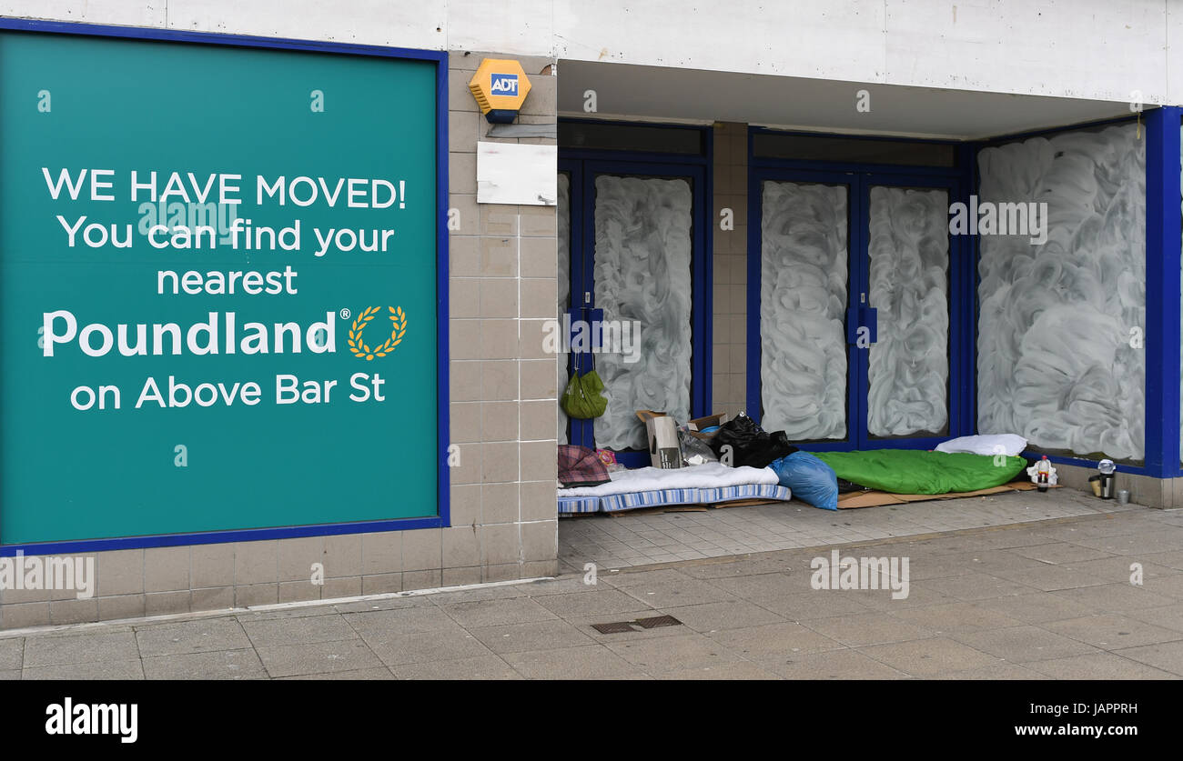 Sans-abri vivent dans la porte d'une des mesures récemment libéré Poundland dans le centre-ville de Southampton Banque D'Images