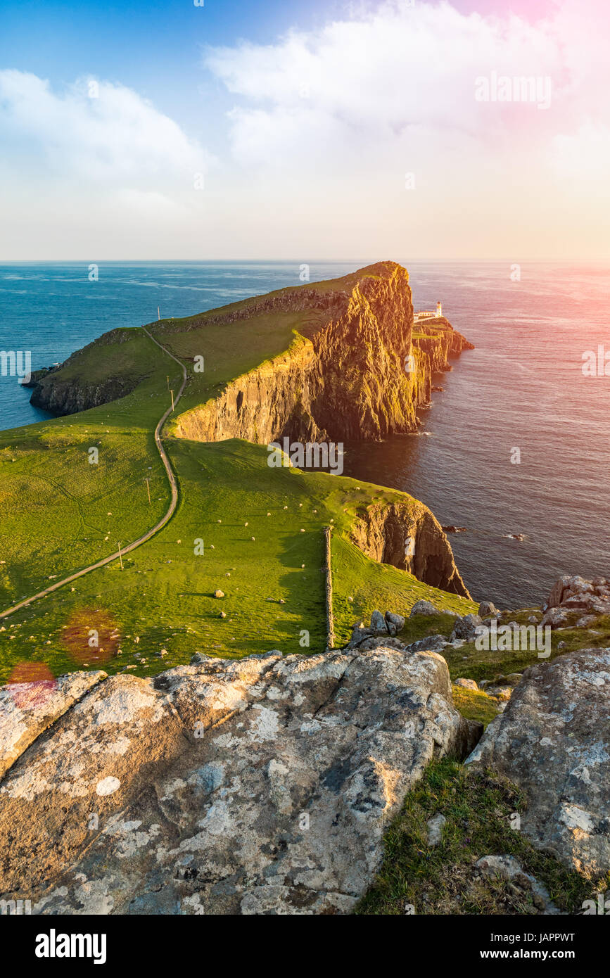 Neist Point Lighthouse dans la lumière de soleil couchant. Paysage de l'Écosse. Photo verticale. Banque D'Images