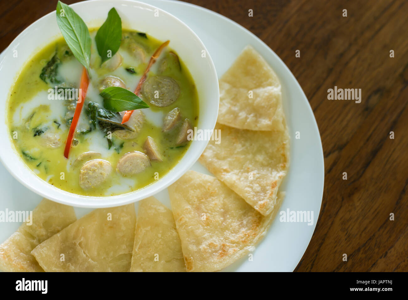 Curry vert thaïlandais saucisse allemande avec roti, Thai plats fusion. Banque D'Images