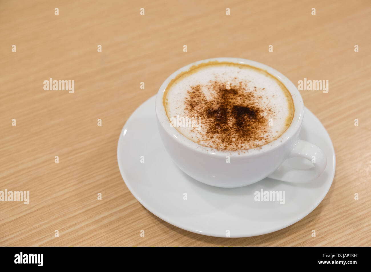 Au café tasse blanche sur table en bois Banque D'Images