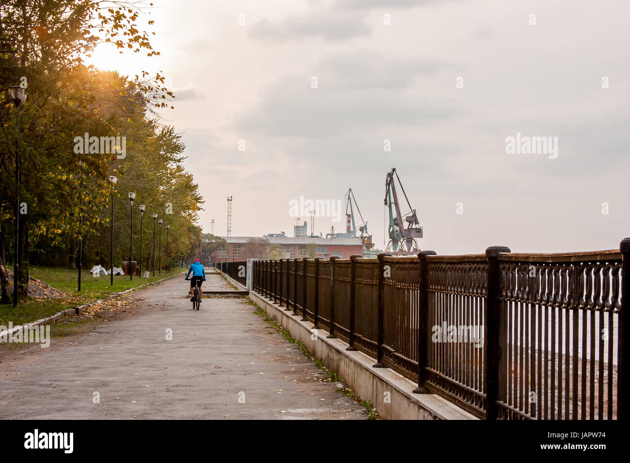 Perm, Russie - septembre 28,2016 : quai et port de chargement sur la côte de la rivière de la Kama dans la soirée sur un déclin Banque D'Images