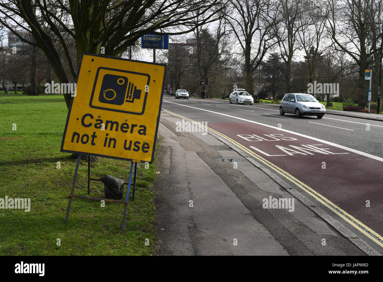 Le trafic Bus lane pas utiliser l'appareil photo en signe Banque D'Images