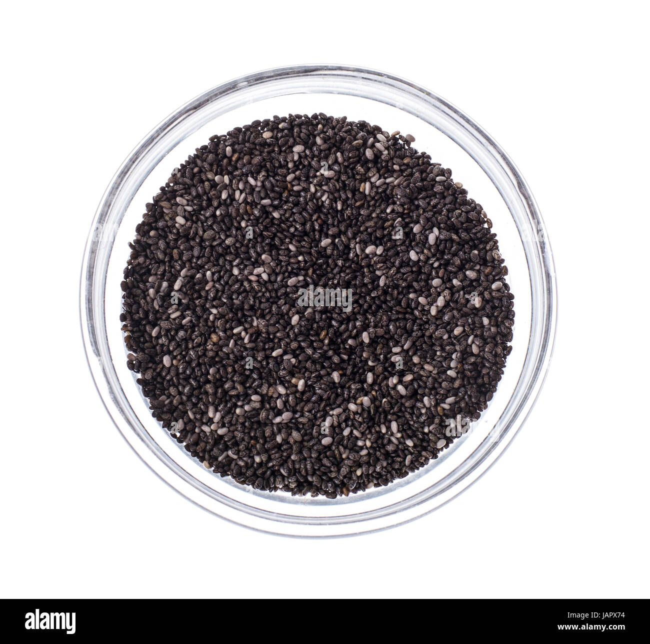 Chia seeds en verre sur fond blanc Banque D'Images