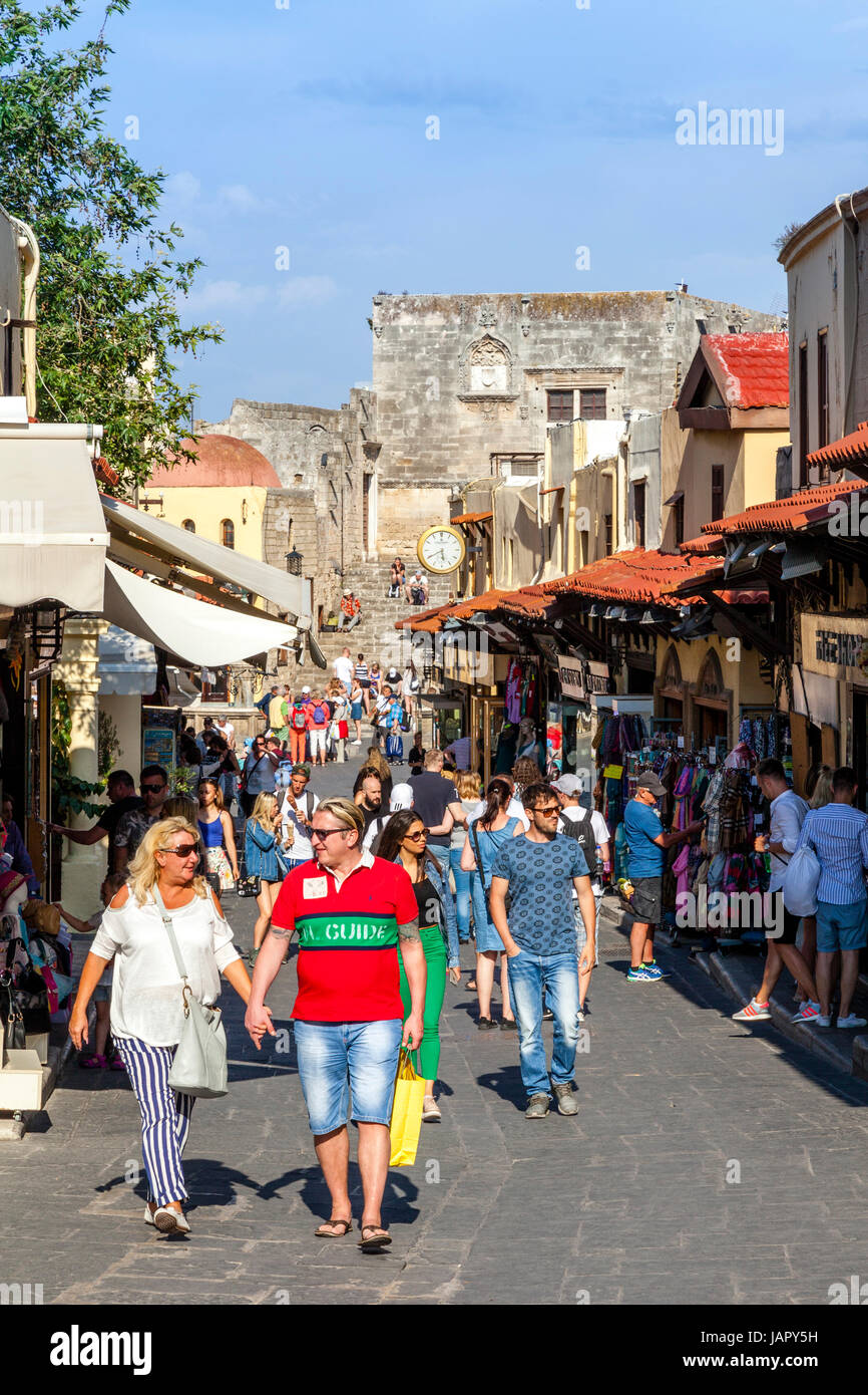 Les touristes se promener dans la vieille ville de Rhodes, Rhodes, Grèce Banque D'Images