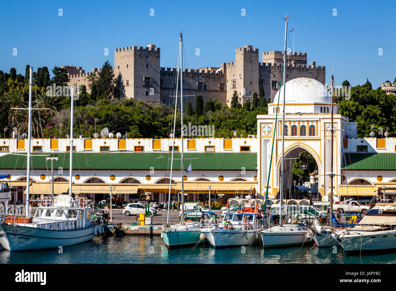 Le port de Mandraki et le palais du Grand Maître des Chevaliers de Rhodes, la vieille ville de Rhodes, Rhodes, Grèce Banque D'Images