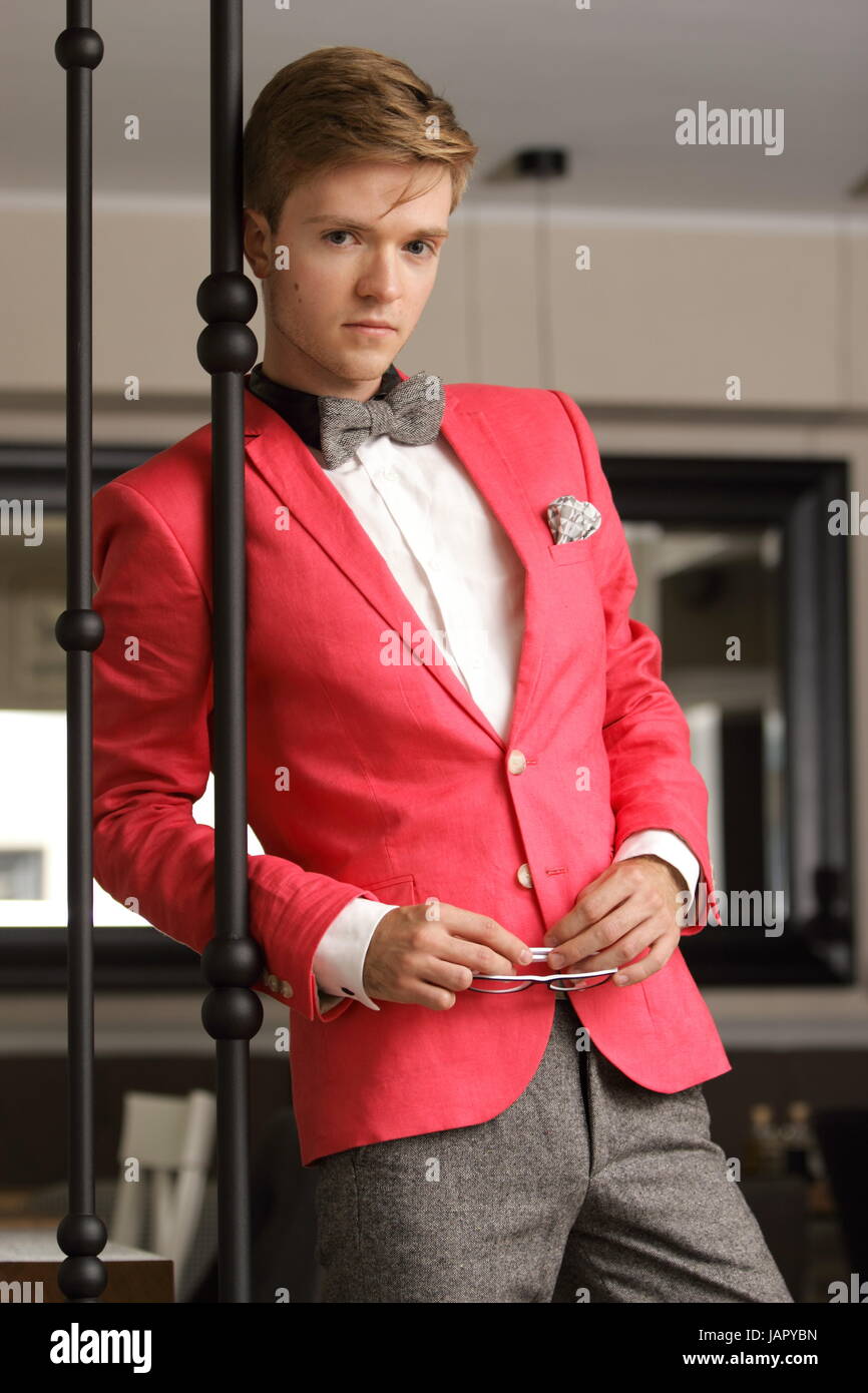 Beau jeune homme élégant, fashion model wearning veste rouge vif et posant  piscine Photo Stock - Alamy