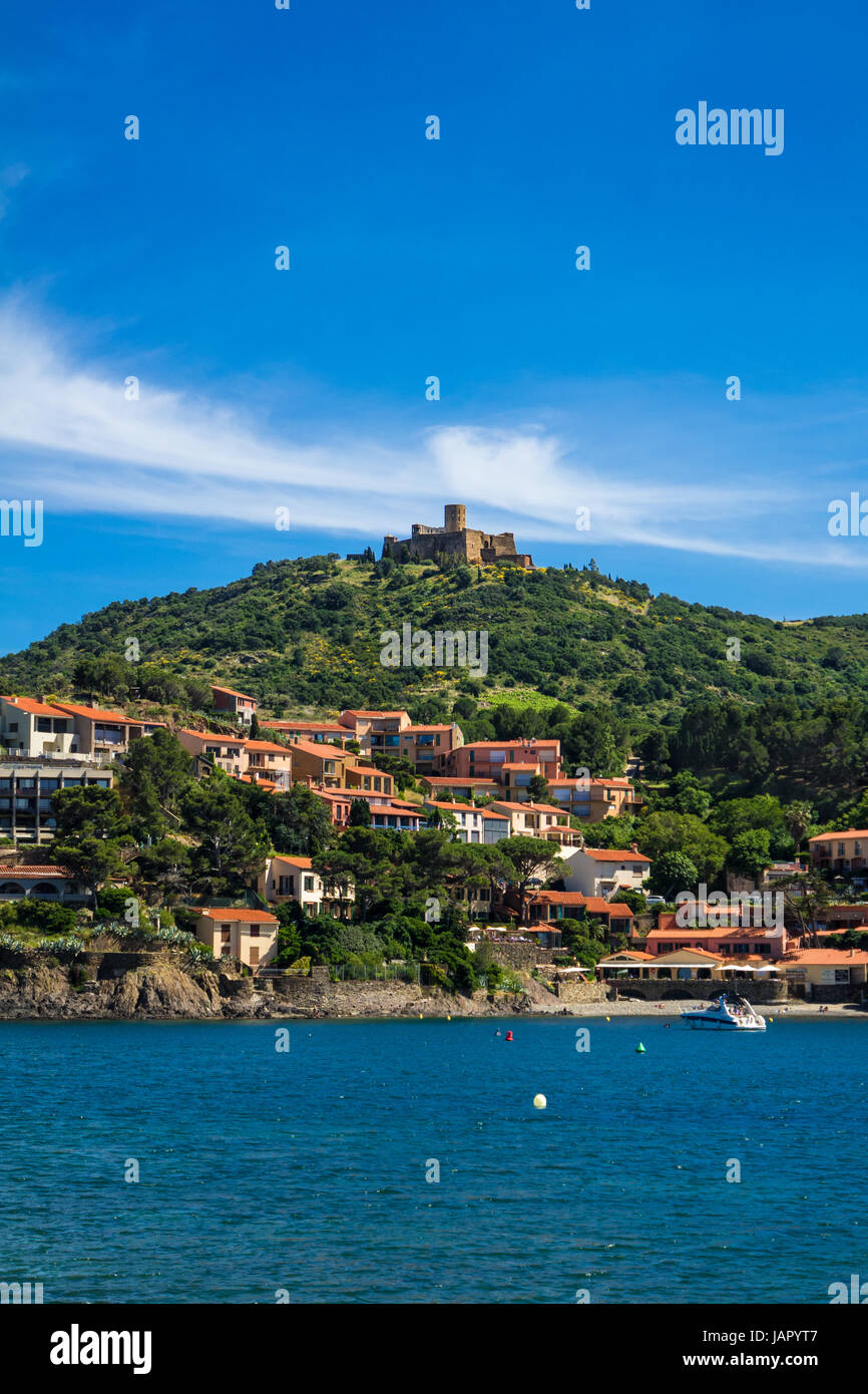 Fort Saint Elme et maisons en bord de mer à Collioure, France Banque D'Images