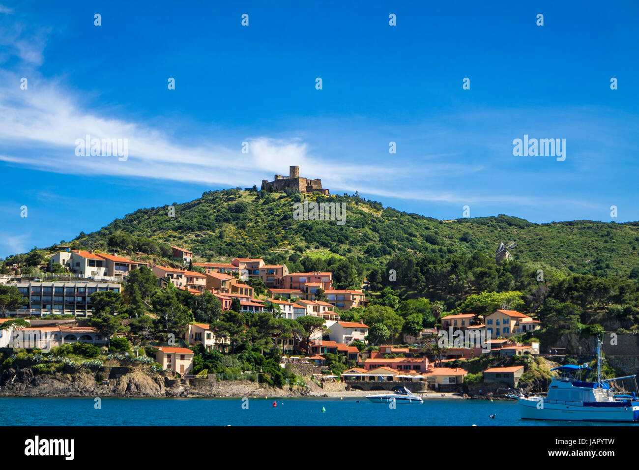 Fort Saint Elme et maisons en bord de mer à Collioure, France Banque D'Images