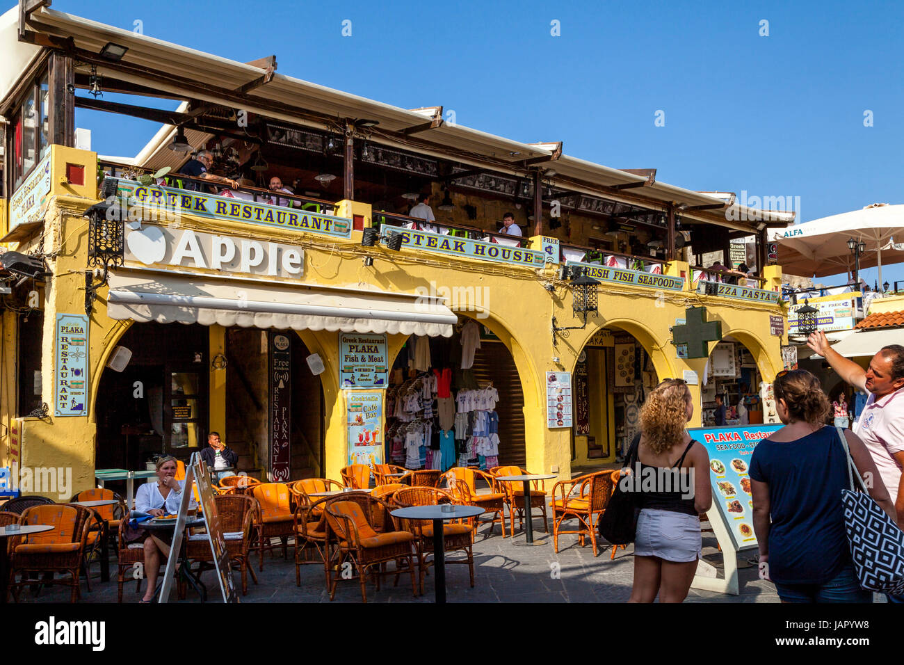 Restaurants colorés en Ippokratous, Place de la vieille ville de Rhodes, Rhodes, Grèce Banque D'Images