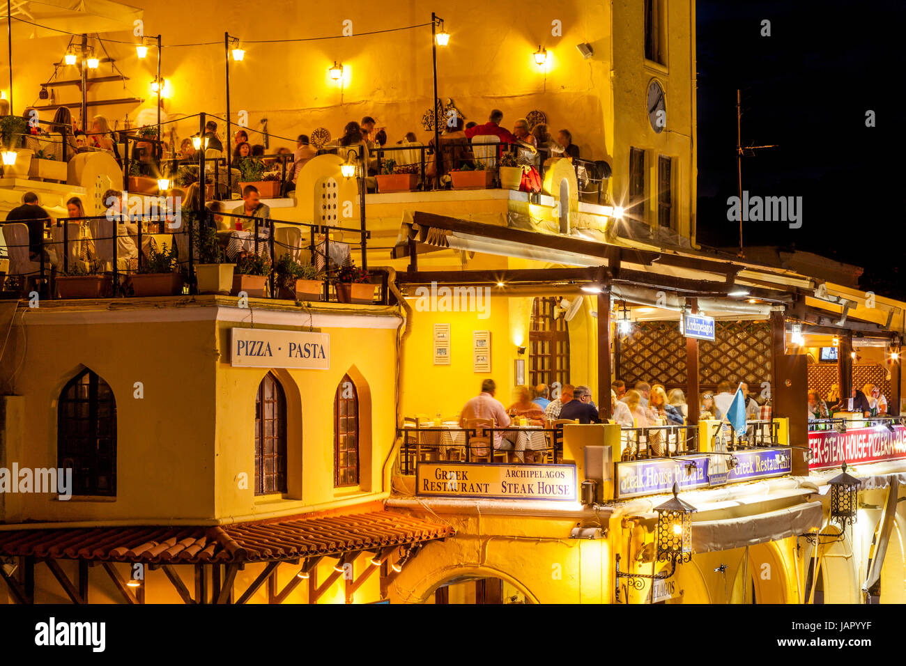 Restaurants colorés en Ippokratous, Place de la vieille ville de Rhodes, Rhodes, Grèce Banque D'Images