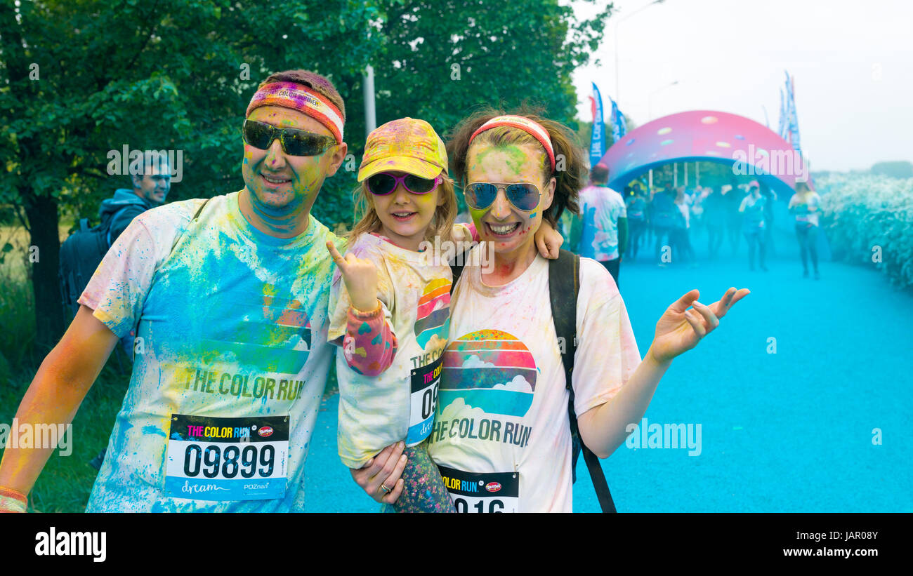 Poznan, Pologne - 20 mai 2017 : les gens heureux participant à la Color Run. La Color Run est une course amicale organisée 5K Banque D'Images