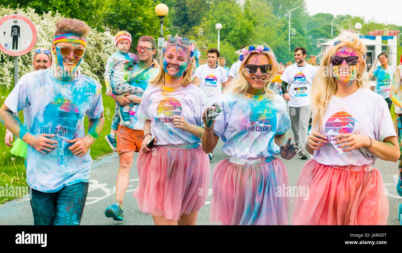 Poznan, Pologne - 20 mai 2017 : les gens heureux participant à la Color Run. La Color Run est une course amicale organisée 5K Banque D'Images