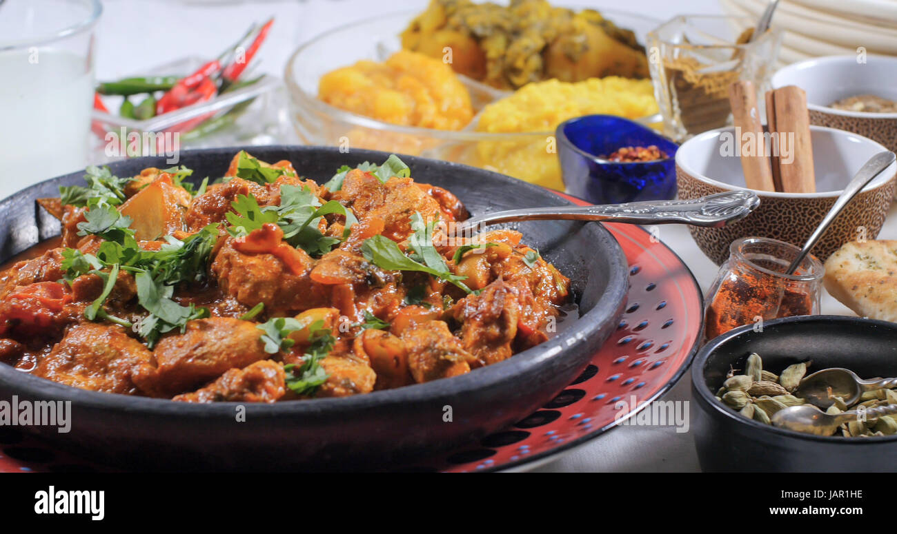 Vue rapprochée d'un délicieux poulet tikka masala avec des épices indiennes Banque D'Images