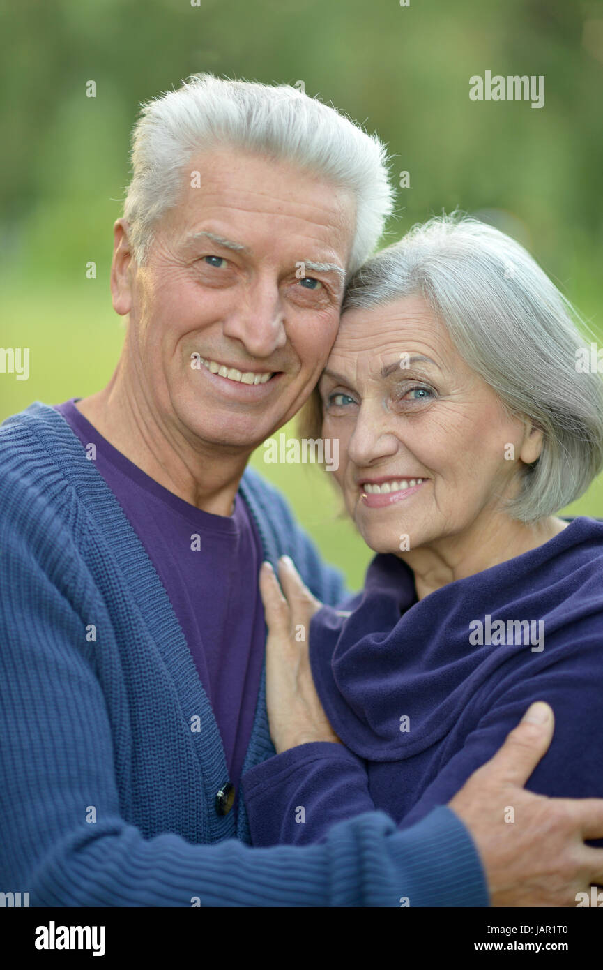 Portrait of a happy senior couple hugging outdoors Banque D'Images