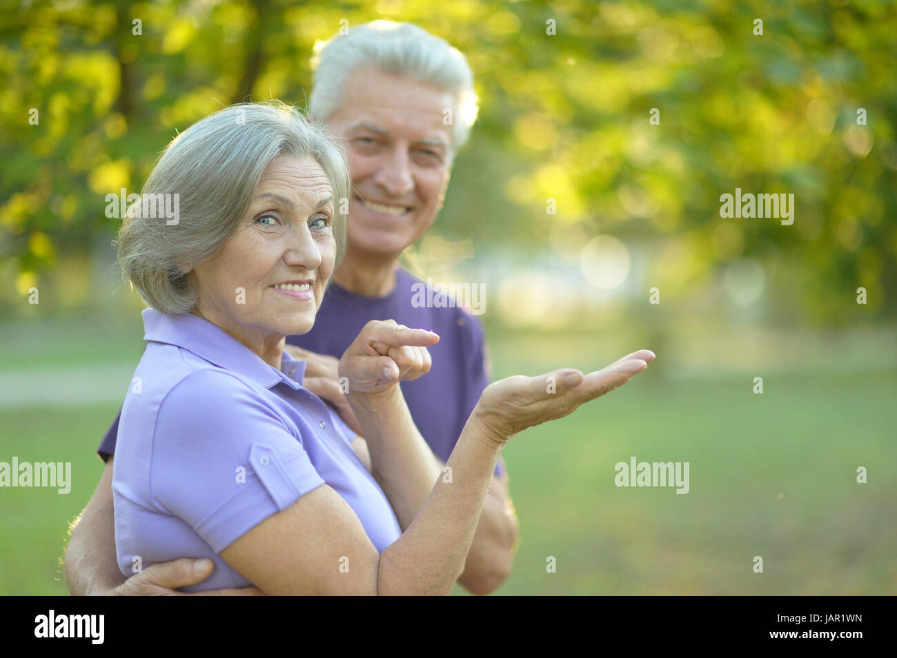 Portrait of a happy senior couple reposant en plein air Banque D'Images