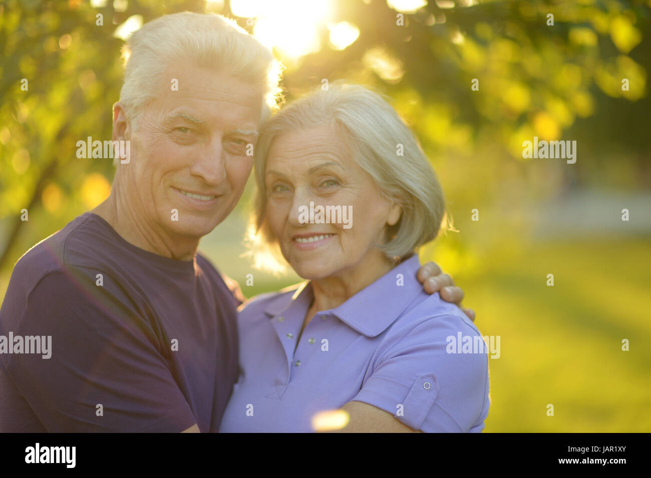 Portrait of a happy senior couple hugging outdoors Banque D'Images