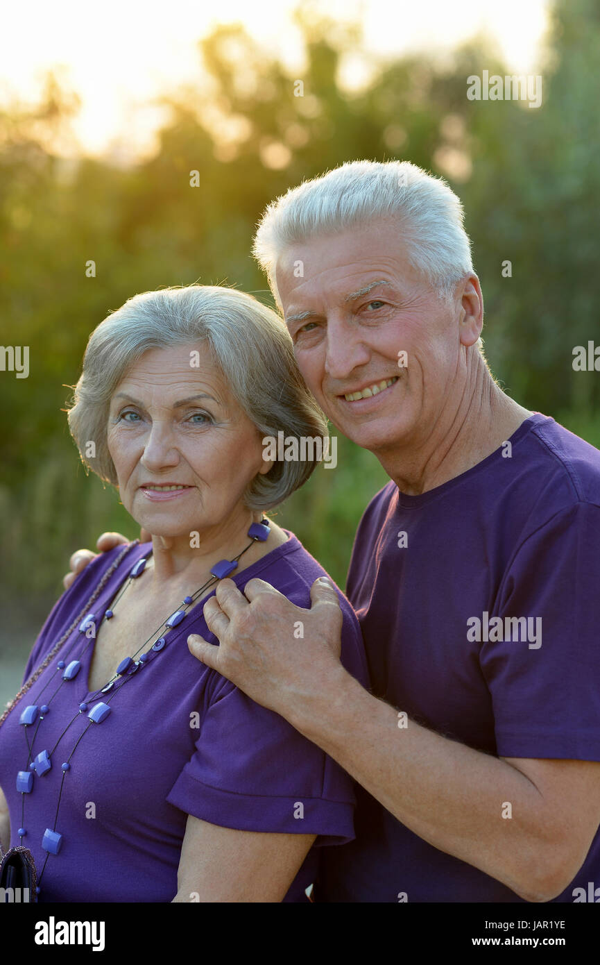 Portrait of a happy senior couple reposant en plein air Banque D'Images