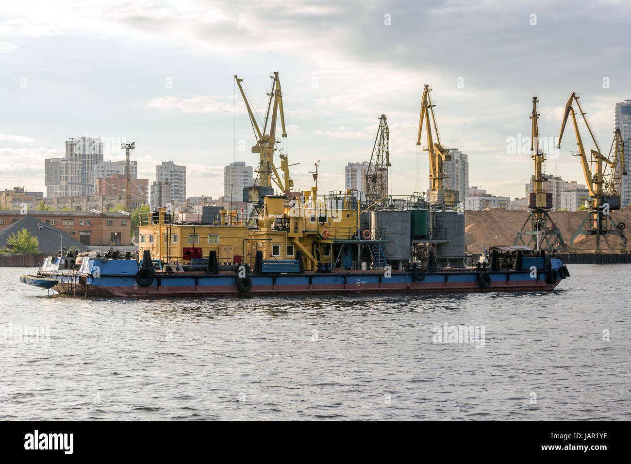 Petit bateau de la rivière pour le service du port de fret de la ville Banque D'Images