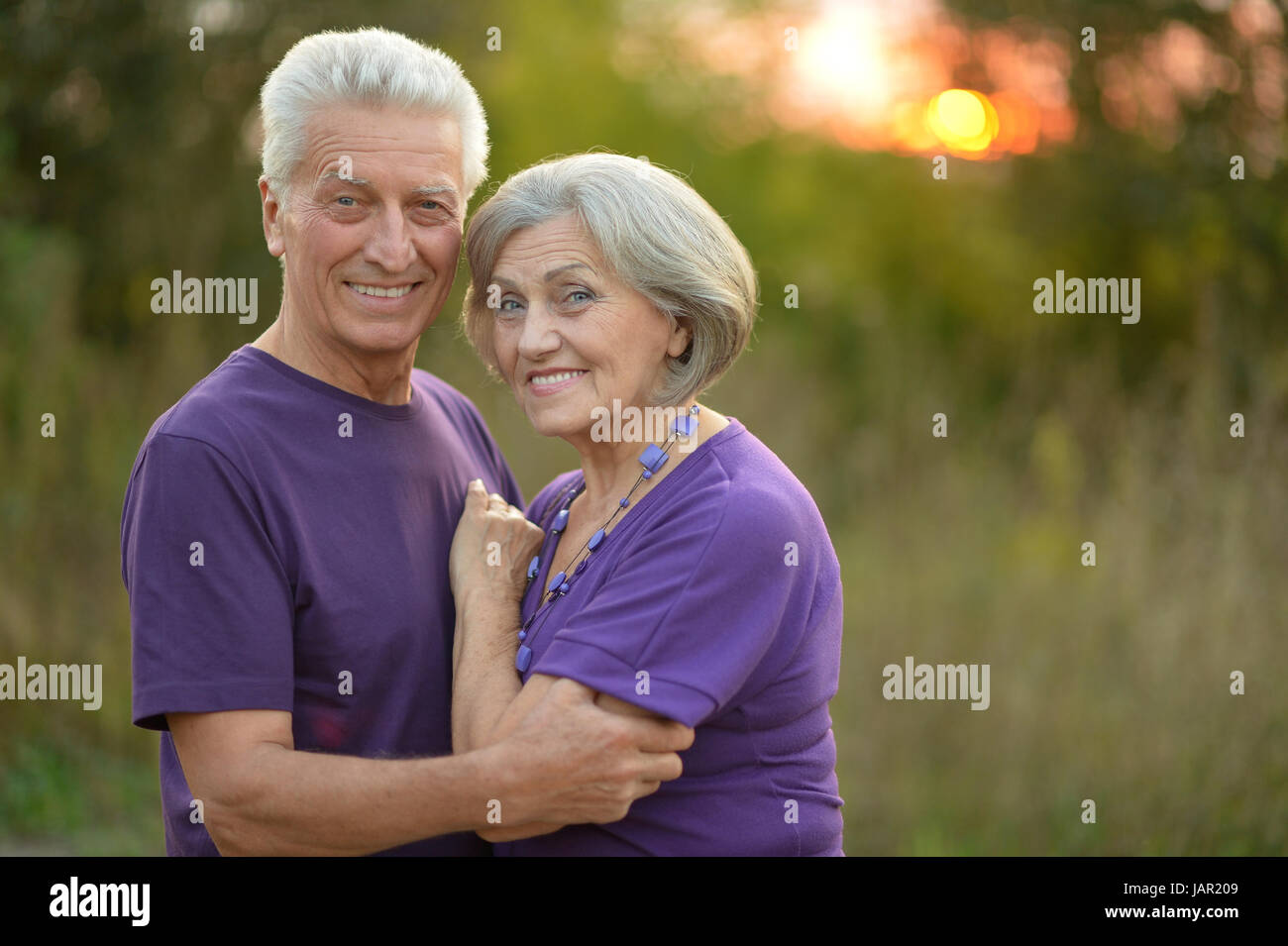 Portrait of a happy senior couple reposant en plein air Banque D'Images