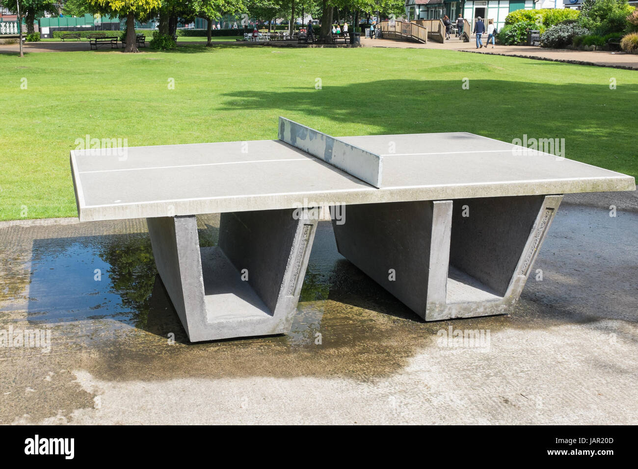 La table de tennis de table dans le hall Leys Park dans Matlock, Derbyshire Banque D'Images