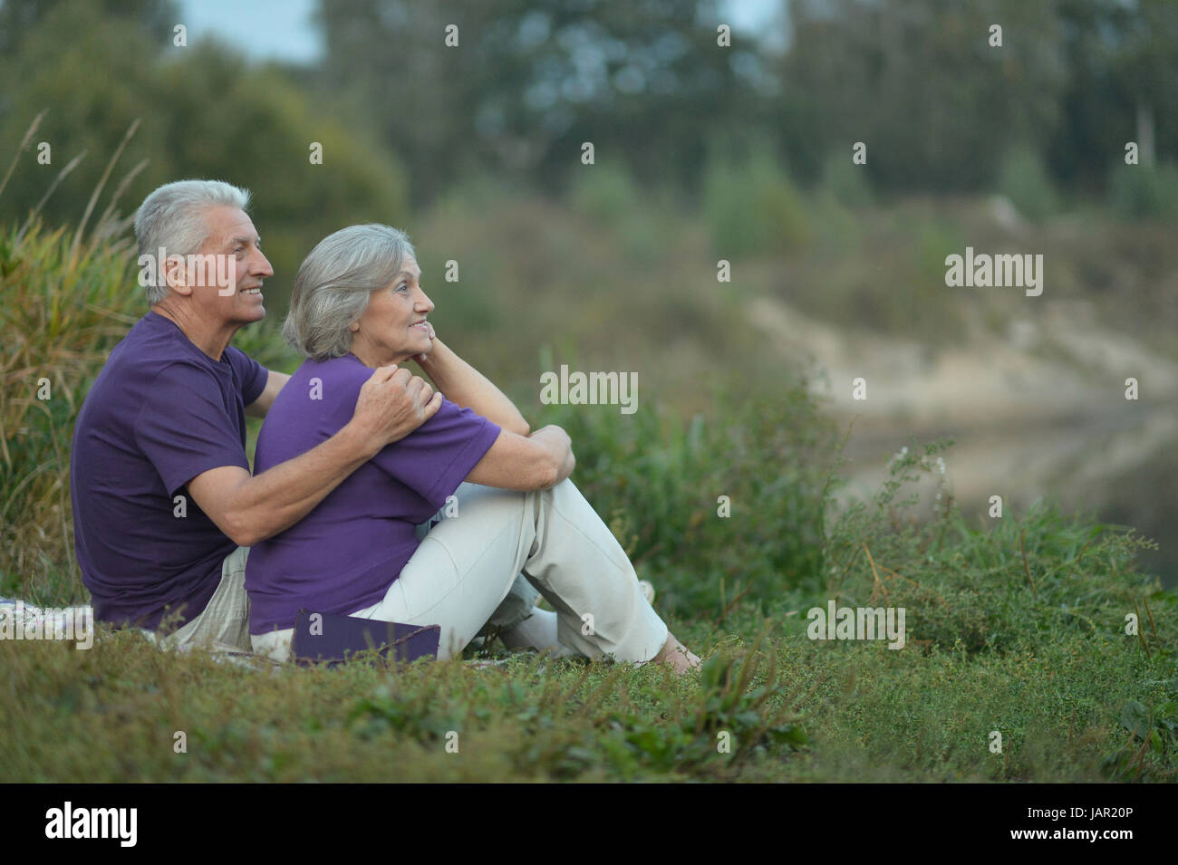 Portrait of a happy senior couple reposant en plein air Banque D'Images