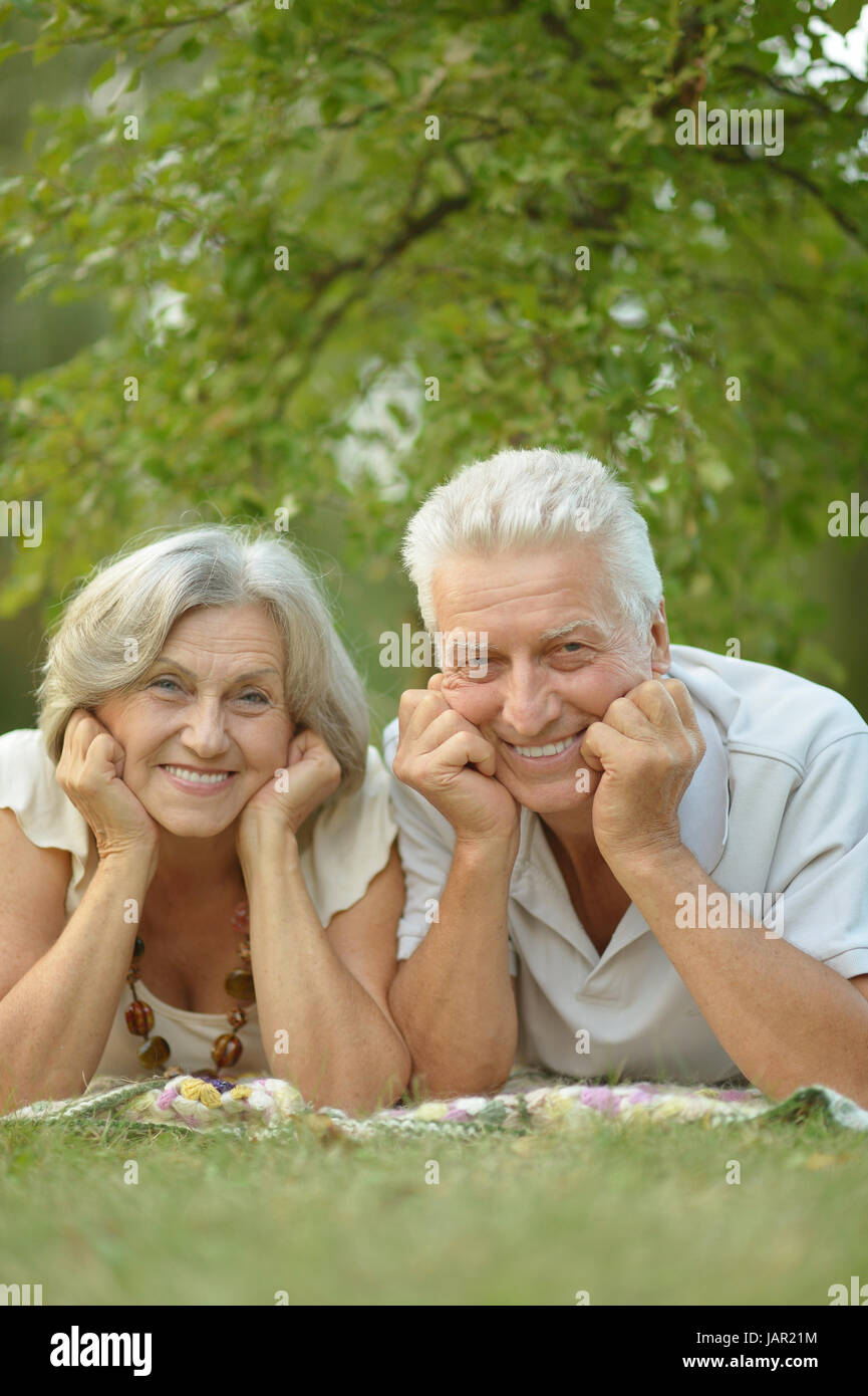 Portrait of a happy senior couple reposant en plein air Banque D'Images