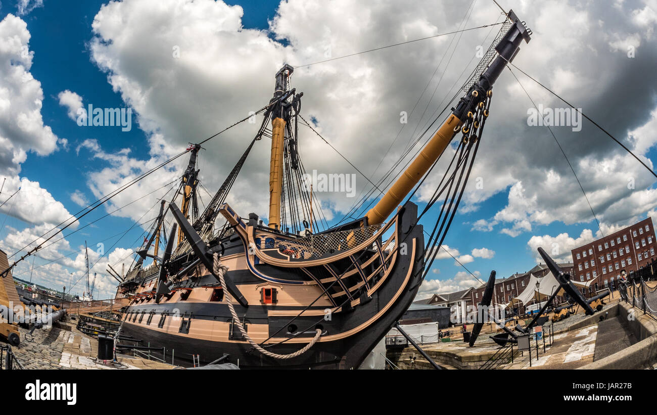 Time Lapse view of HMS Victory amarré à Portsmouth. C'était le navire amiral de l'amiral Nelson à Trafalgar Banque D'Images