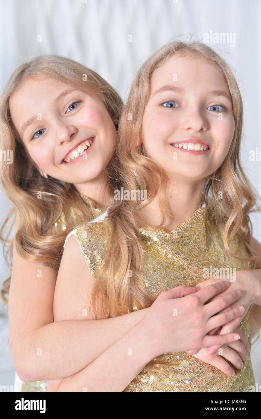 Portrait of a cute twin sisters embrasser Banque D'Images