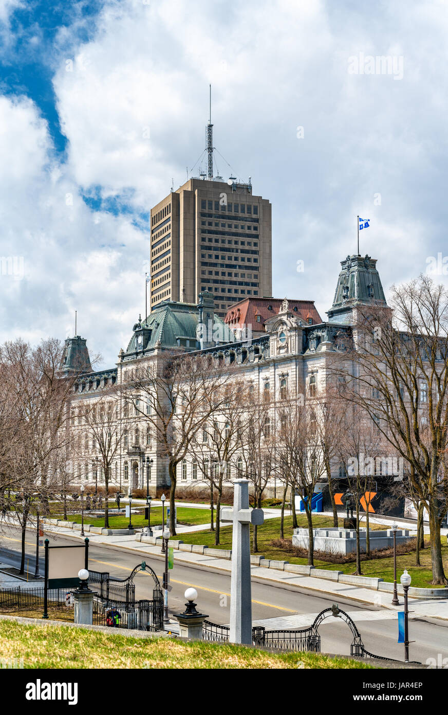 La Croix du Sacrifice et de l'édifice du Parlement à Québec, Canada Banque D'Images