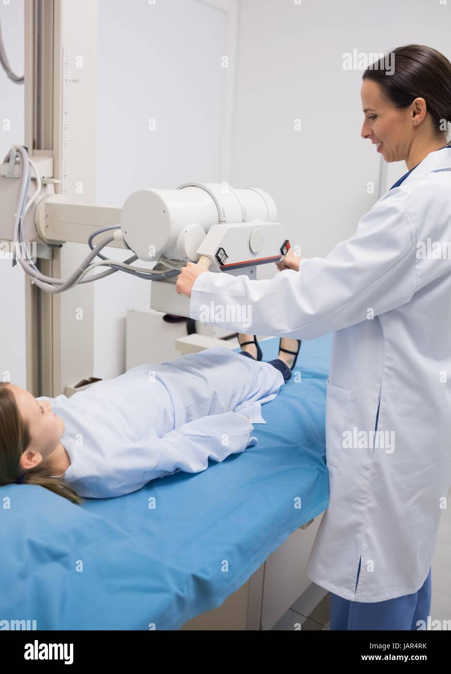 Femme médecin faisant une radiographie sur un patient Banque D'Images