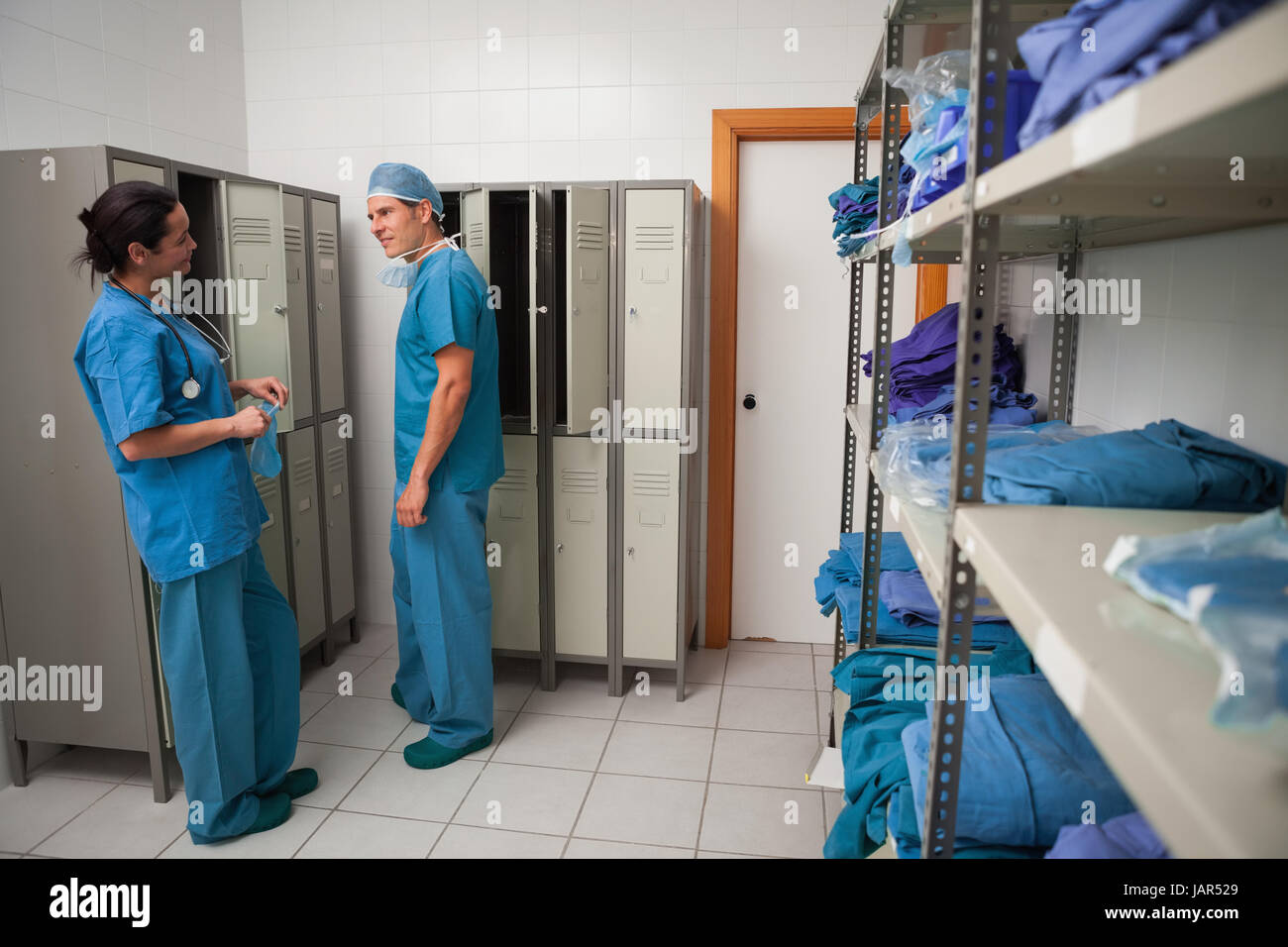 Chirurgiens parler dans un vestiaire dans un hôpital Photo Stock Alamy