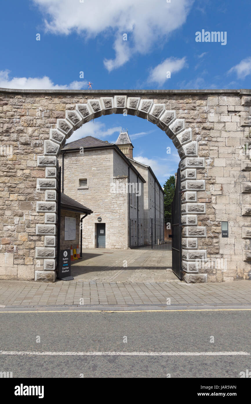 Ruthin Prison main gate un style pentonville prison construite en 1795 et fermée en 1916 est maintenant une attraction touristique et abrite les archives du comté Banque D'Images