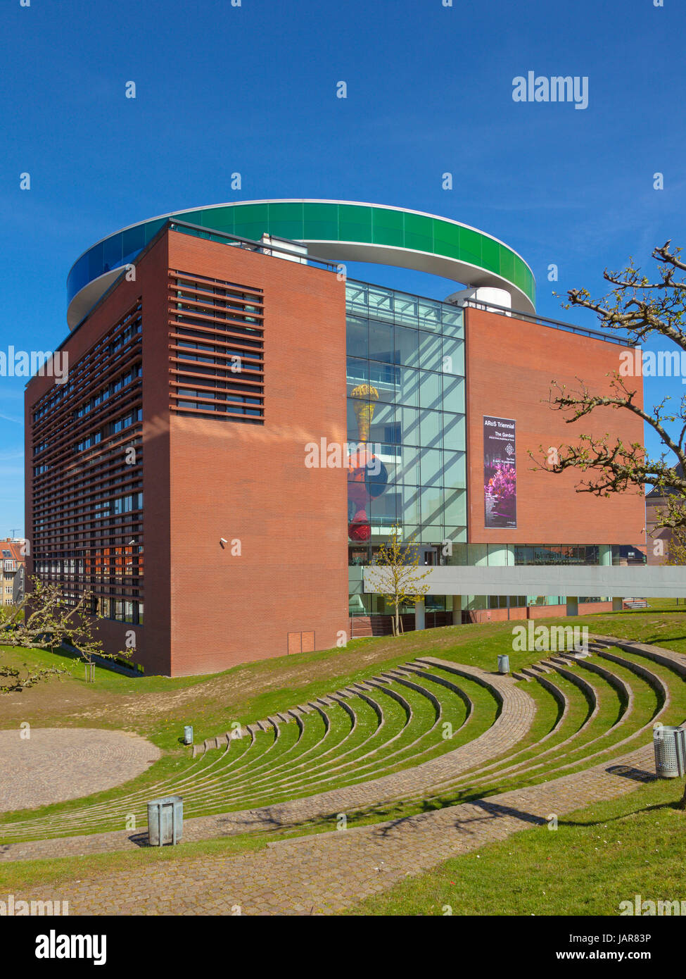 Aarhus, Danemark - 2 mai 2017 : l'aros aarhus, musée d'art moderne avec son installation accessible par Olafur Eliasson au sommet, vue à partir de l'Est. Banque D'Images