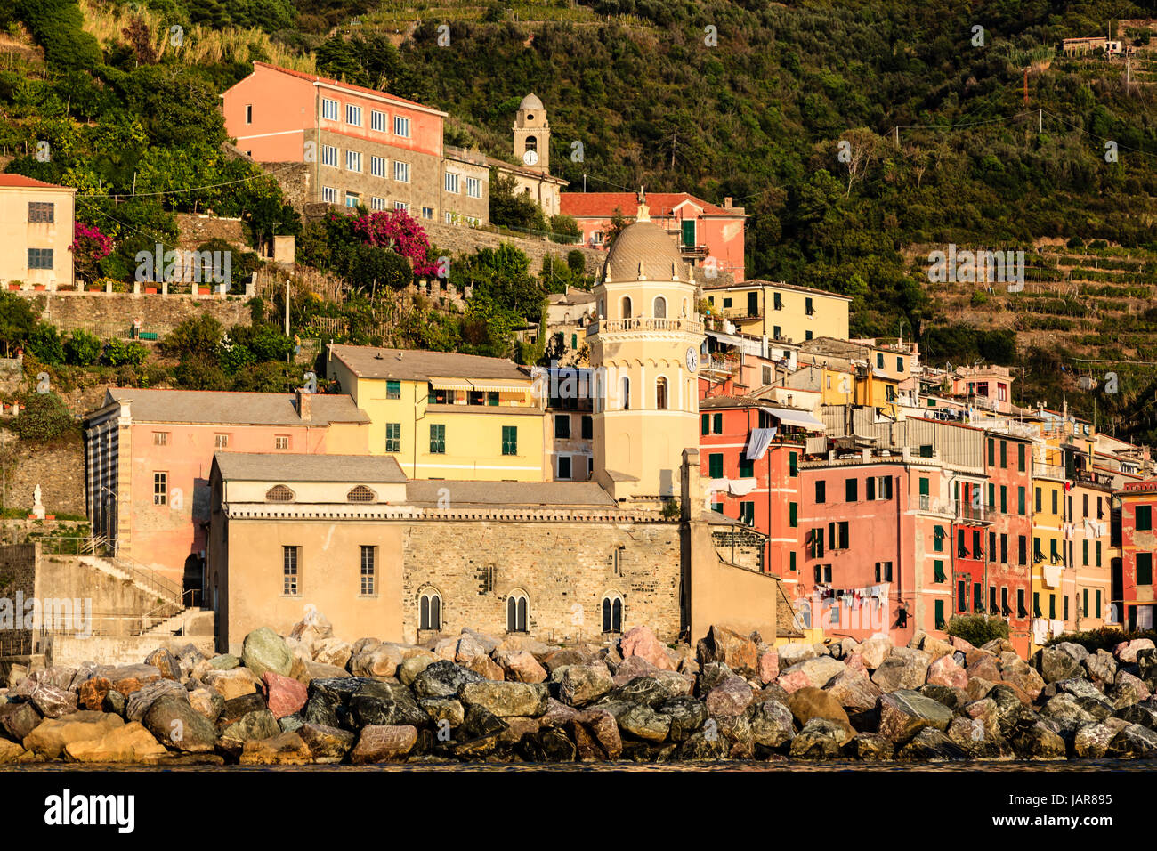 Vernazza Harbour Église avant au coucher du soleil à Cinque Terre, Italie Banque D'Images