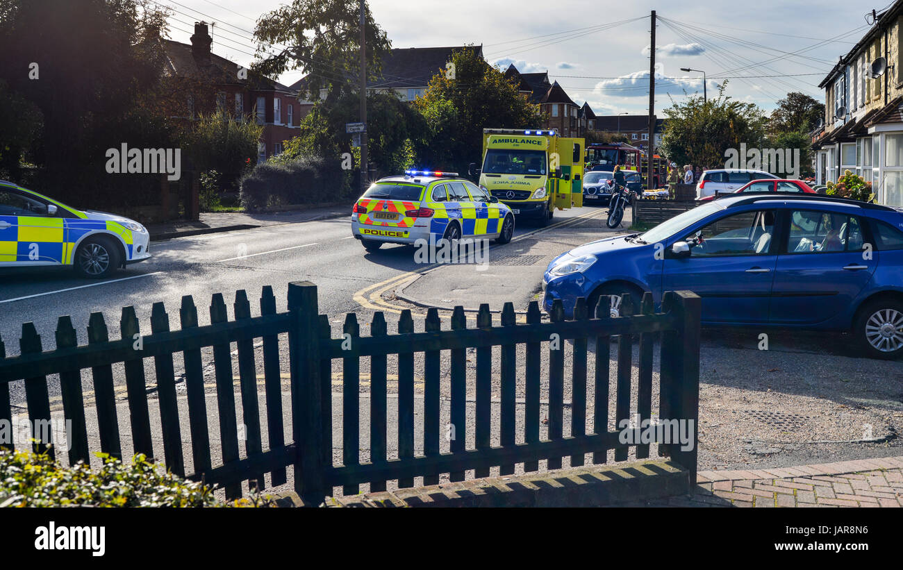 Coggeshall Road, Braintree, Essex, Royaume-Uni. 5Th Oct, 2014. Grave accident routier montrant road (A120) La clôture avec la police, pompiers et ambulance Banque D'Images