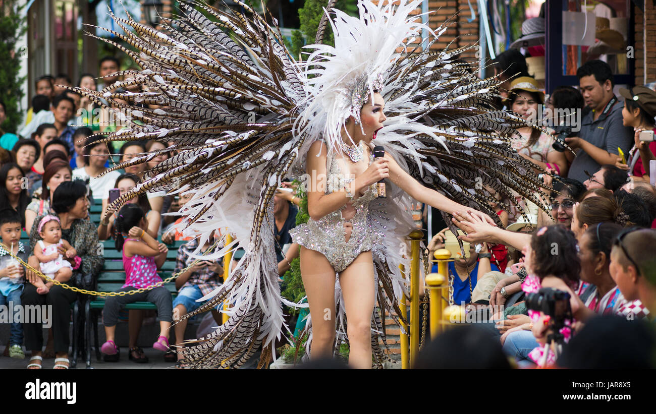 Show de drag locale à un complexe commercial du Mimosa à Na Jomtien Pattaya sud de la province de Chonburi en Thaïlande. Banque D'Images