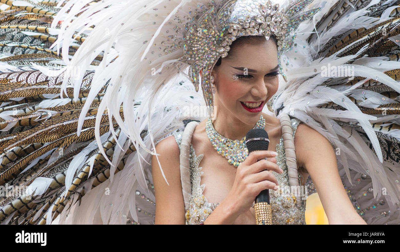 Show de drag locale à un complexe commercial du Mimosa à Na Jomtien Pattaya sud de la province de Chonburi en Thaïlande. Banque D'Images