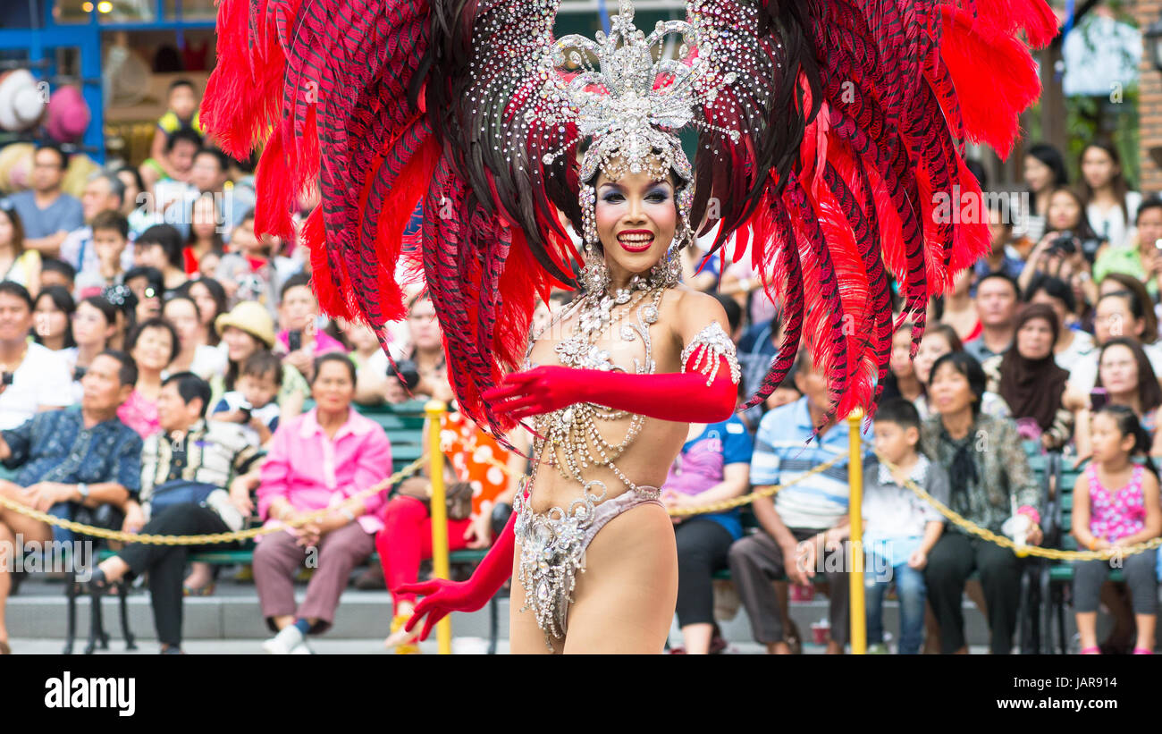 Show de drag locale à un complexe commercial du Mimosa à Na Jomtien Pattaya sud de la province de Chonburi en Thaïlande. Banque D'Images