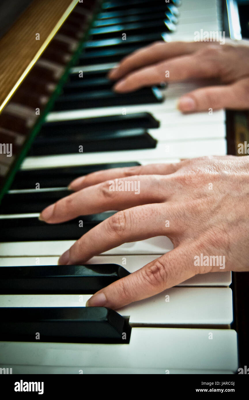 Mains d'une femme jouant un piano Banque D'Images
