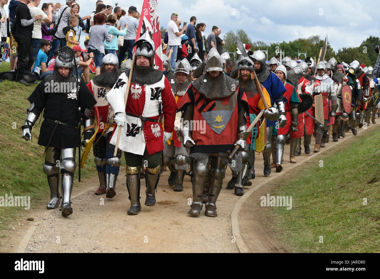 La mise en scène de la bataille de Grunwald médiévale dans laquelle les chevaliers teutoniques se sont battus contre les chevaliers polonais et lituaniens. Banque D'Images