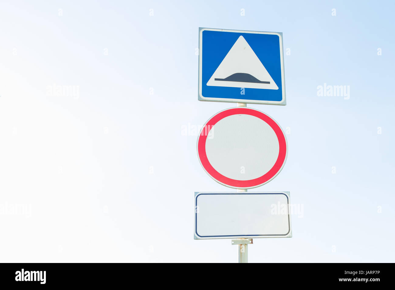 La signalisation routière sous le ciel bleu d'une colonne Banque D'Images