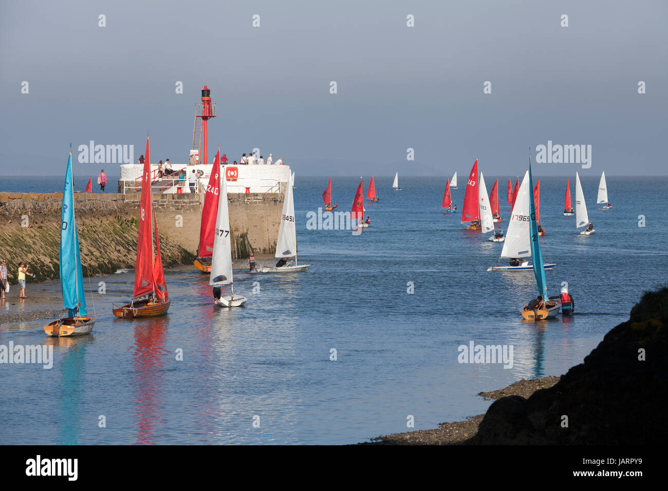 Dériveurs partir en mer au-delà de la jetée banjo à Looe, Cornwall Banque D'Images