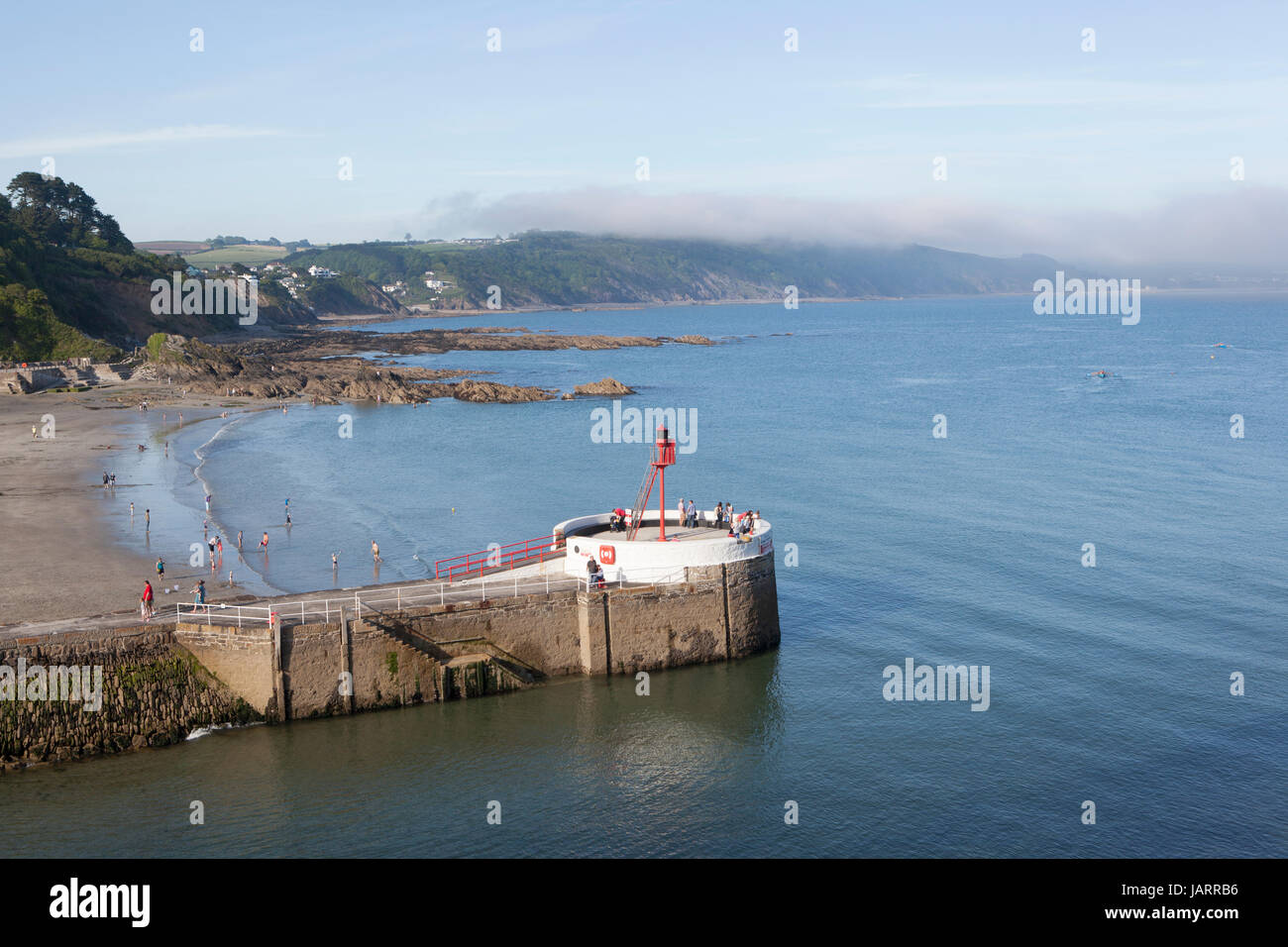 Sea mist rolls dans de l'étranger à travers les falaises du sud-est de Cornwall avec le banjo pier de la ville balnéaire de Looe, Cornwall, dans l'avant-plan Banque D'Images