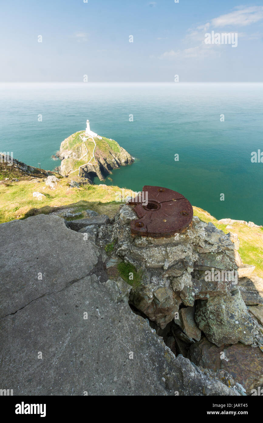 Vue vers le bas sur l'empile chambre le matin ensoleillé de l'embrasure de la DEUXIÈME GUERRE MONDIALE au poste d'observation côtière sud Pile. Anglesey, au nord du Pays de Galles, États-Unis Banque D'Images